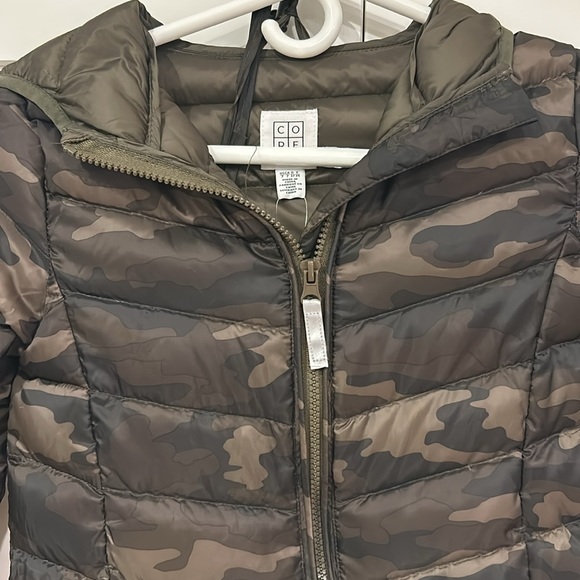 Packable down puffer-
Water resistant, wind resistant and machine washable - Picture 2 of 5